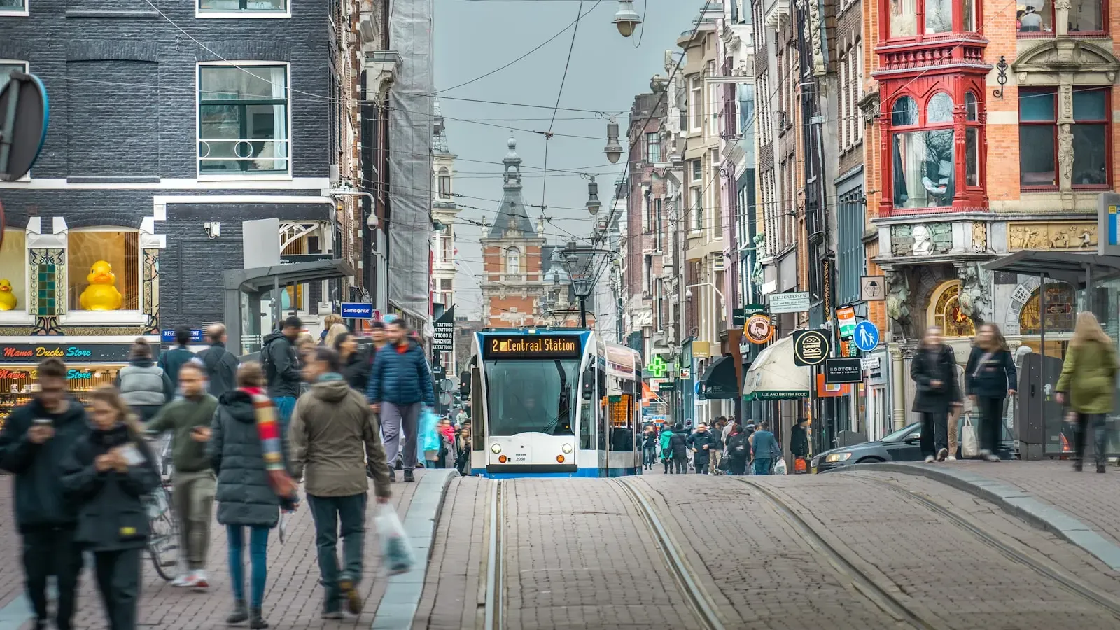 Why Are Experienced Travelers Abandoning Public Transit for Walking Tours