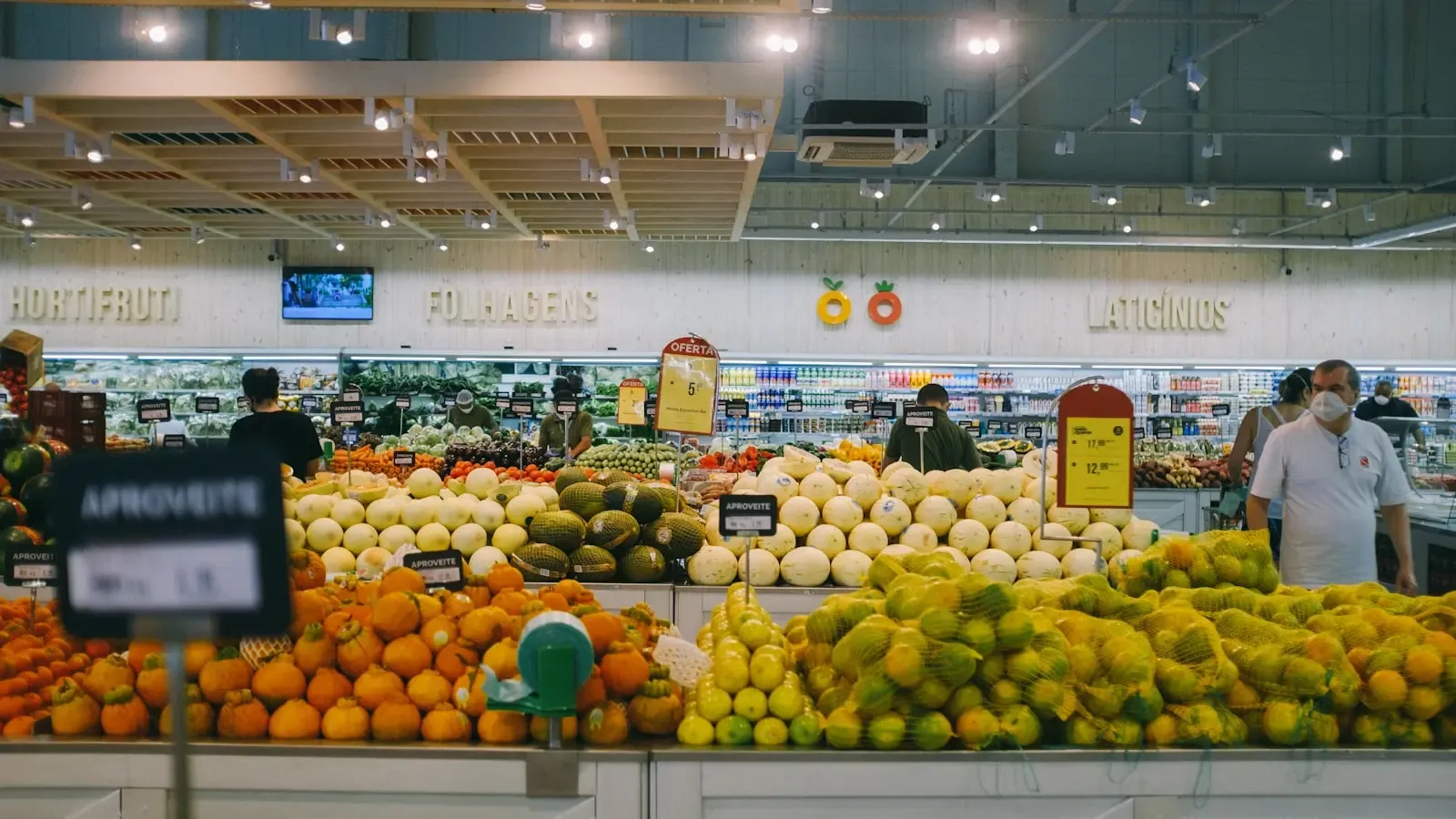How Can Families Effectively Reduce Annual Grocery Expenditures Without Sacrificing Nutritional Quality