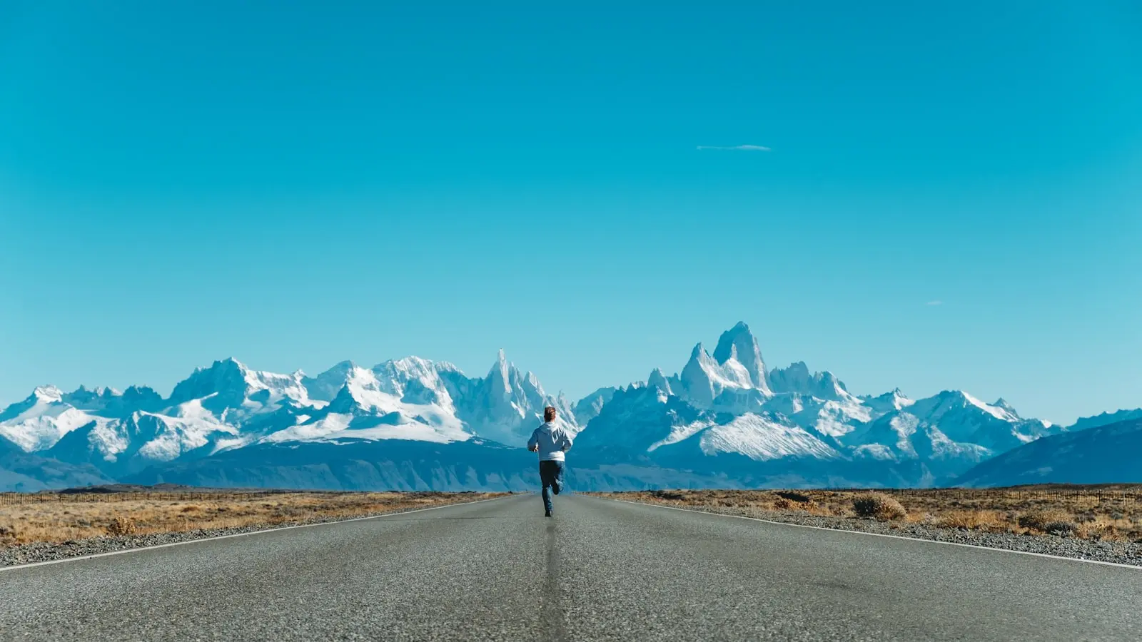 How does altitude affect running performance at 2,000 meters?
