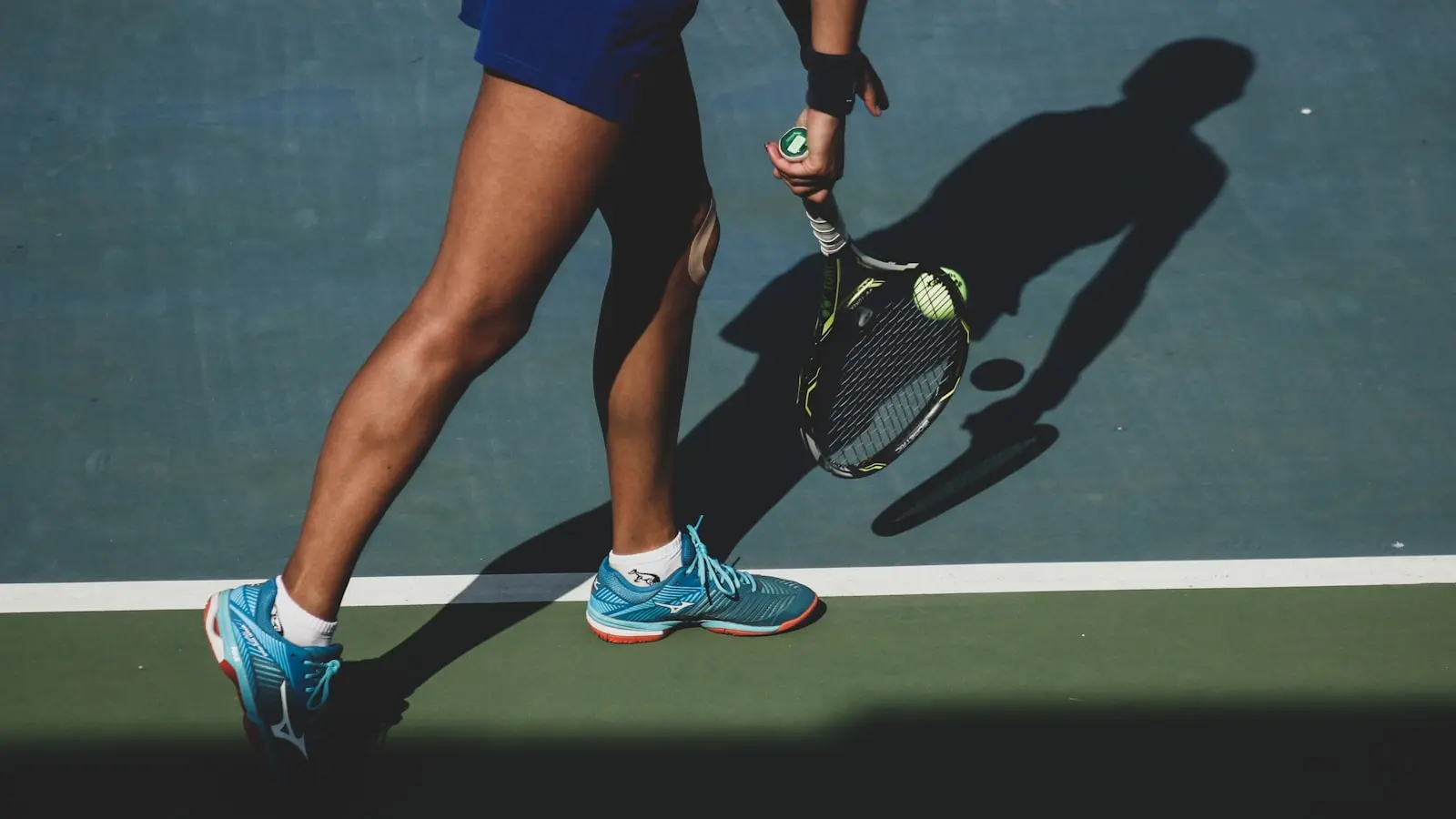 How Should Beginners Choose a Tennis Racket for Elbow Comfort?