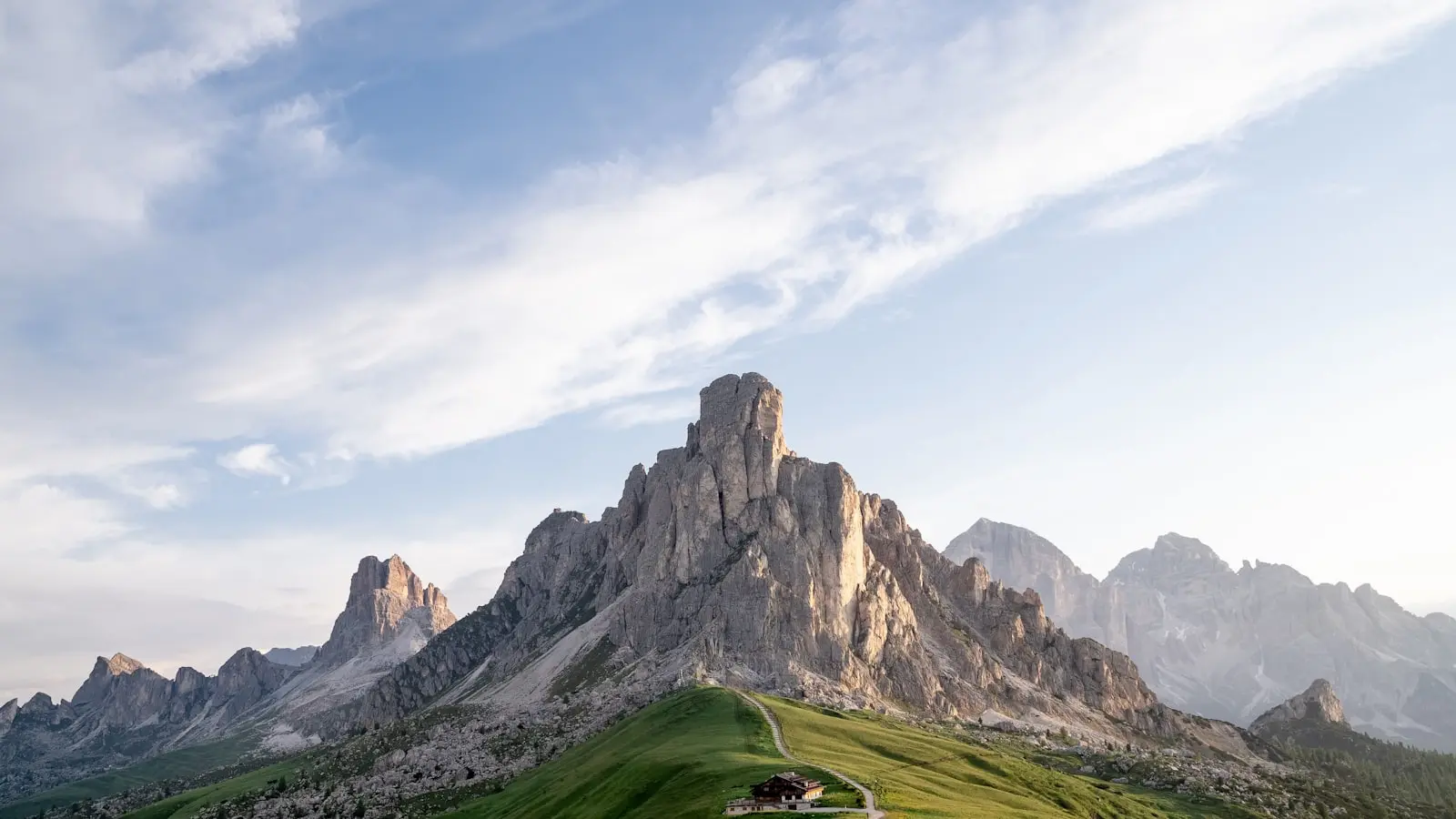What is the best 4-day Dolomites itinerary for first-timers?