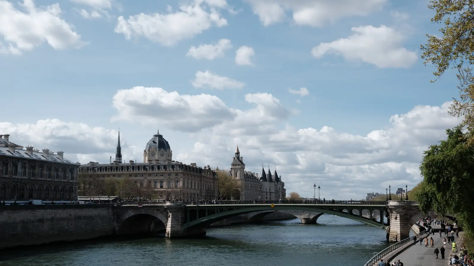 What are the Best Running Routes Along the Guadalquivir River in Seville?