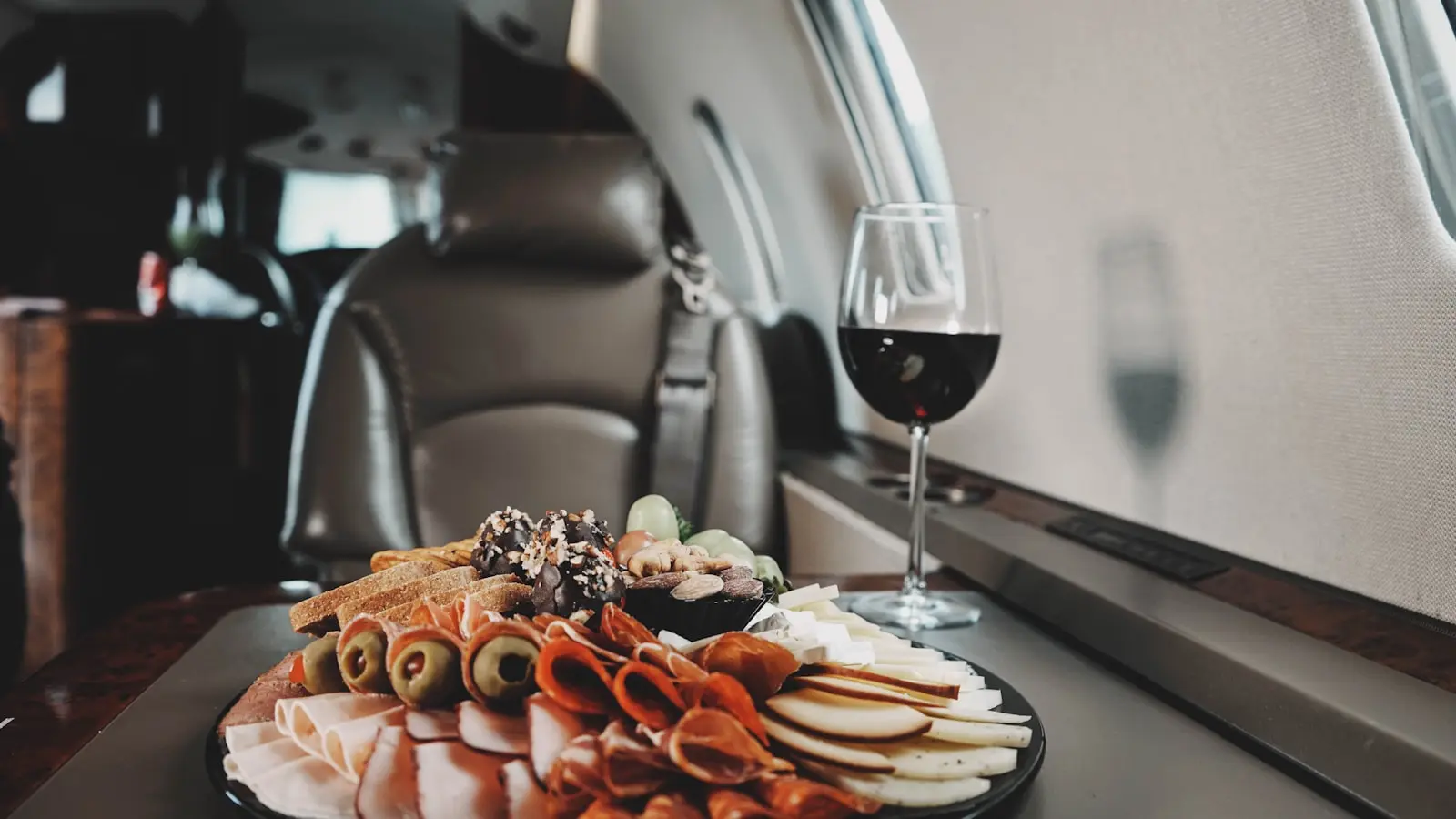 Can skipping meals worsen travel jet lag symptoms?