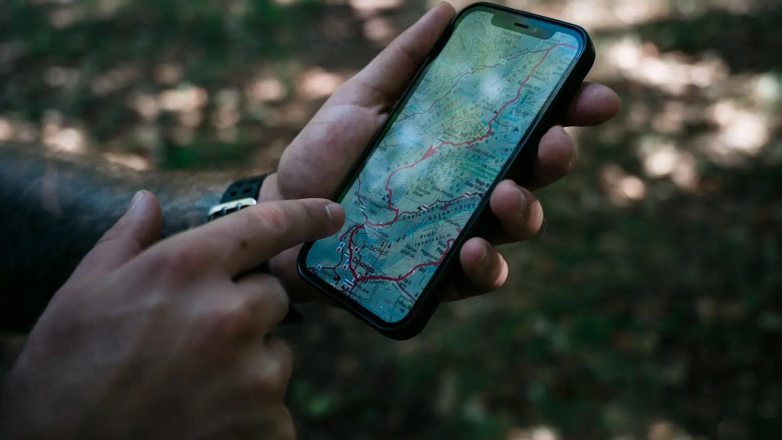 How Do Offline Navigation Apps Actually Work Without Data Roaming