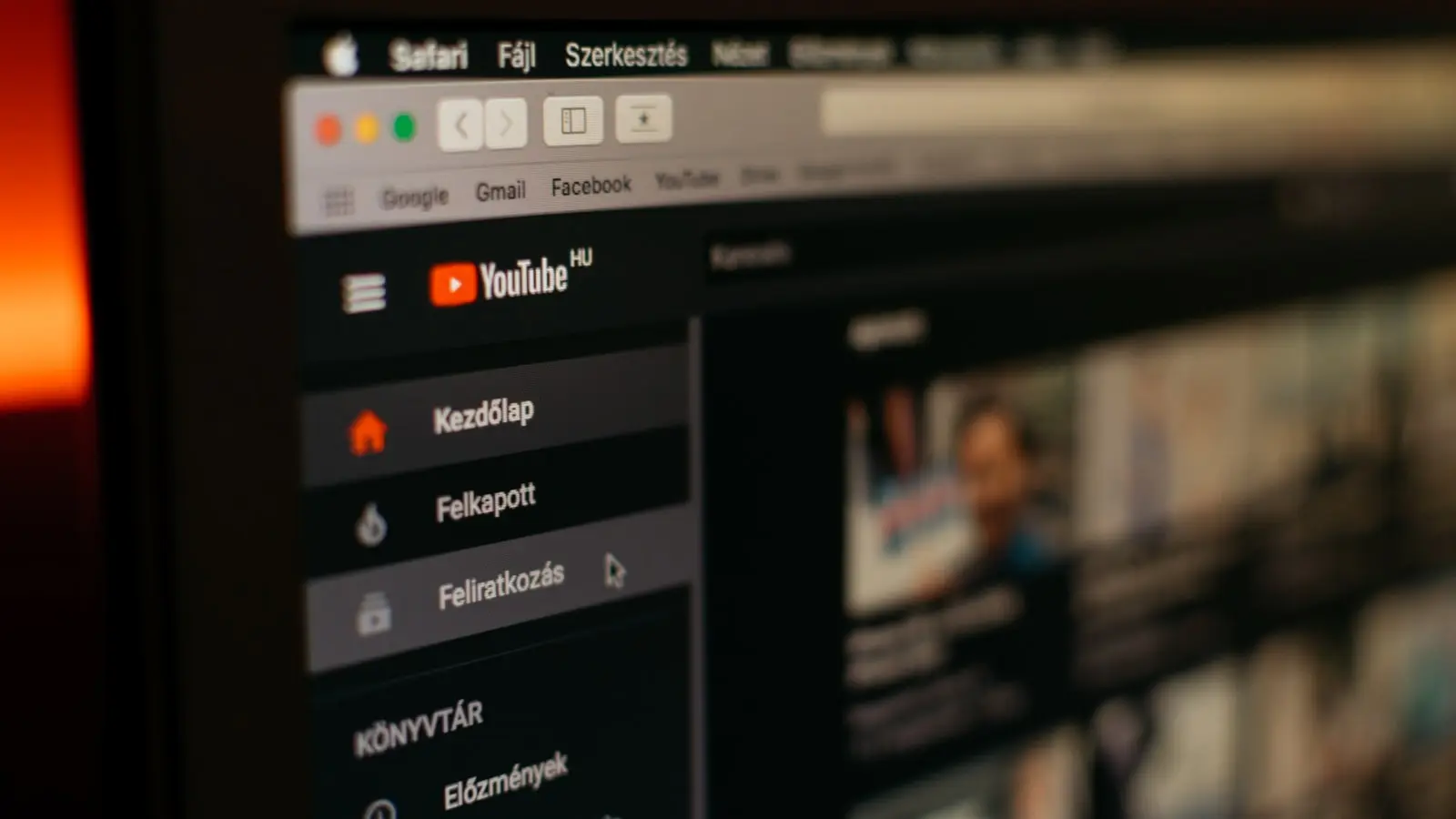 How do streaming algorithms bury mid-budget movies?