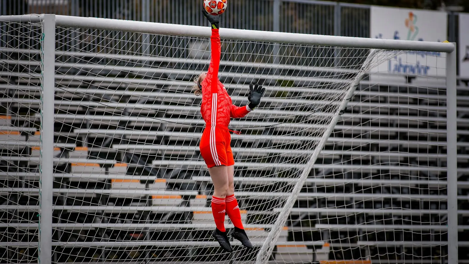 How Do Teams Judge Goalkeepers Fairly With Expected Goals?