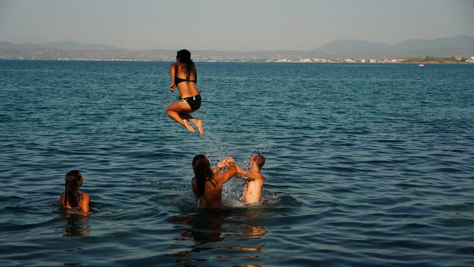 Are Lake Como's Public Beaches Safe for Swimming?