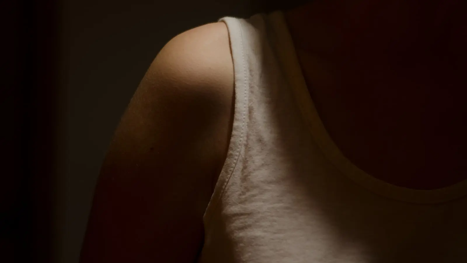 Why does my shoulder click without pain during lifting?