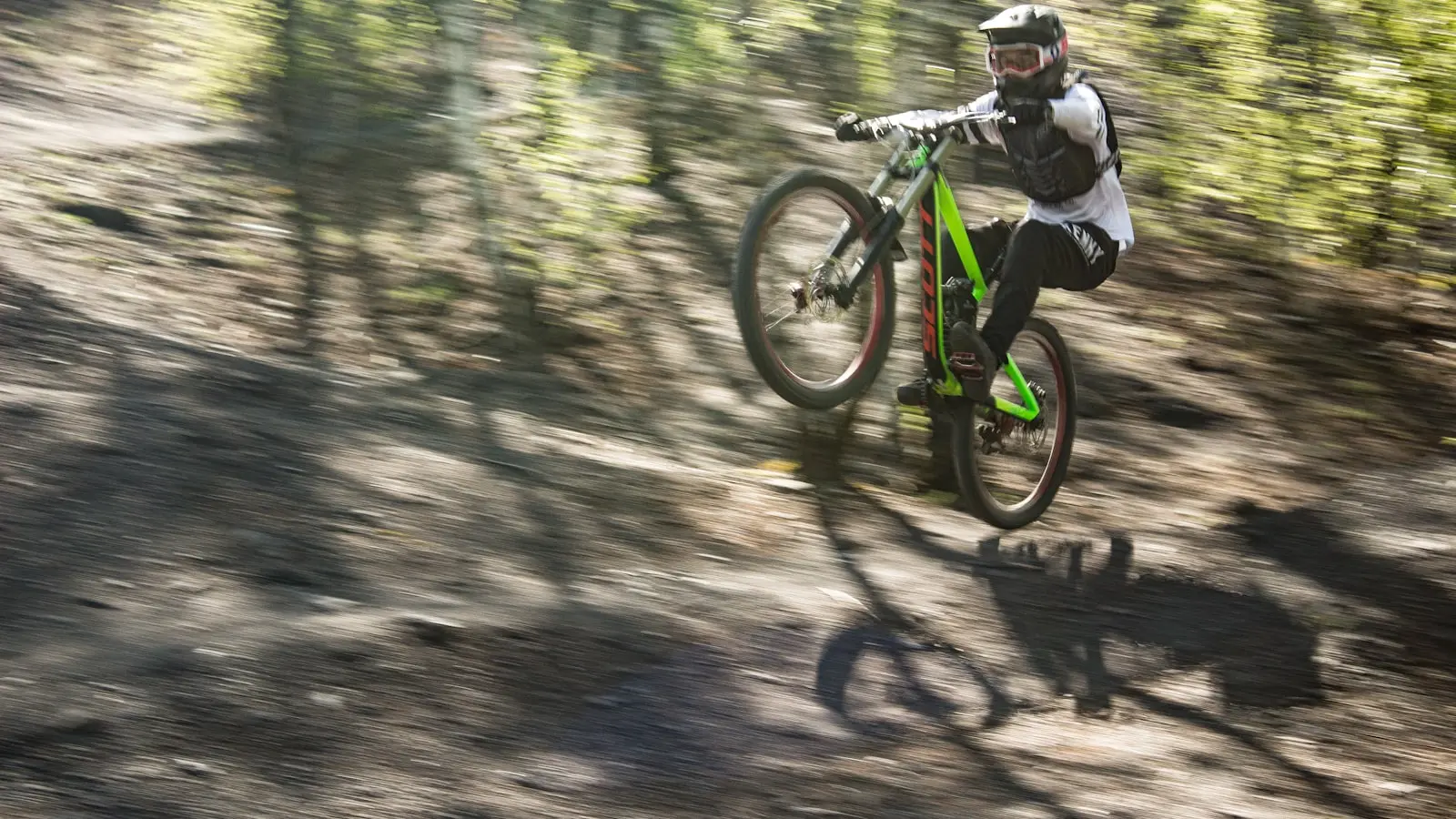 How Should Recreational Runners Train for Downhill Sections?